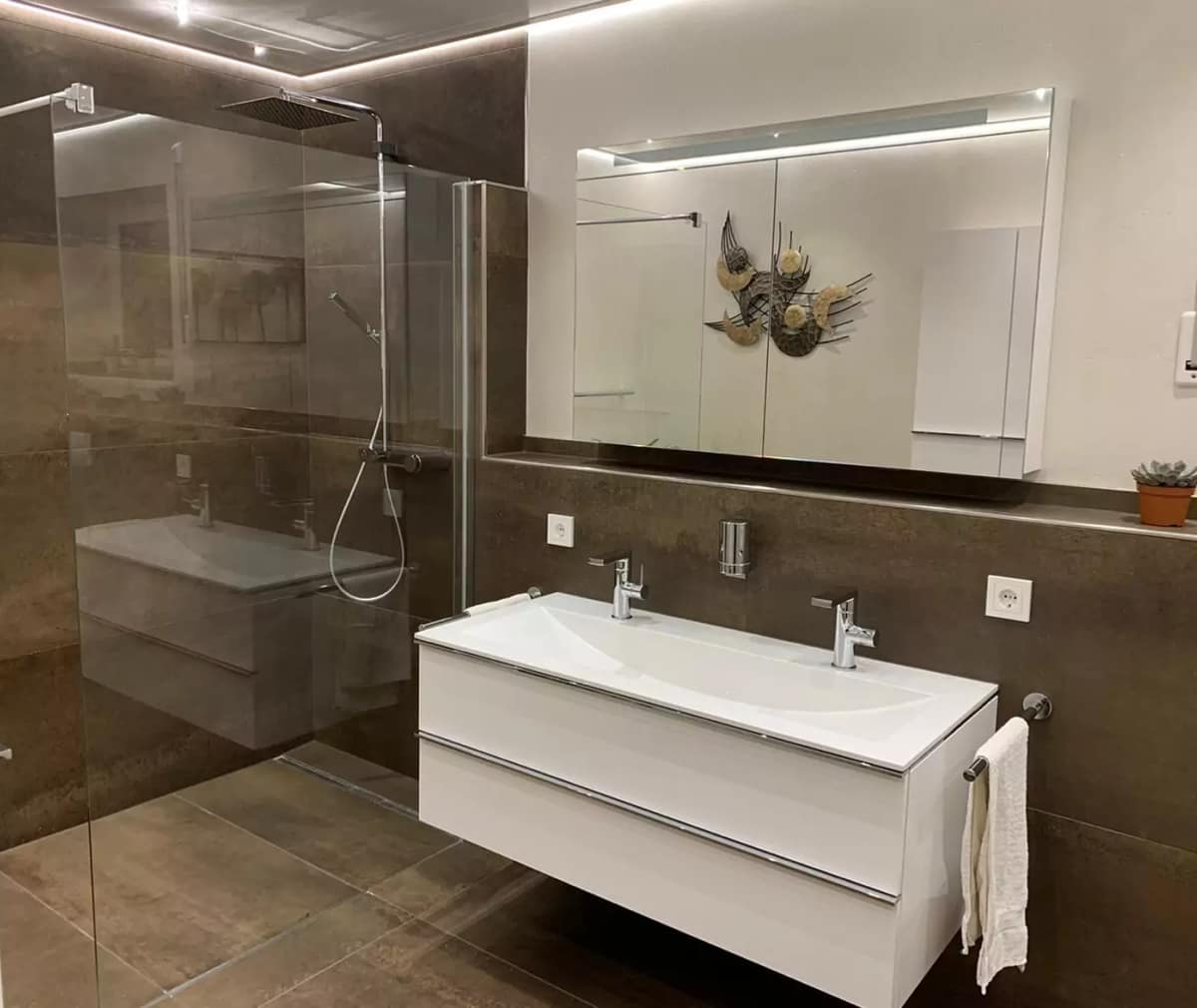 Modernes und schickes Badezimmer im dunklen Design