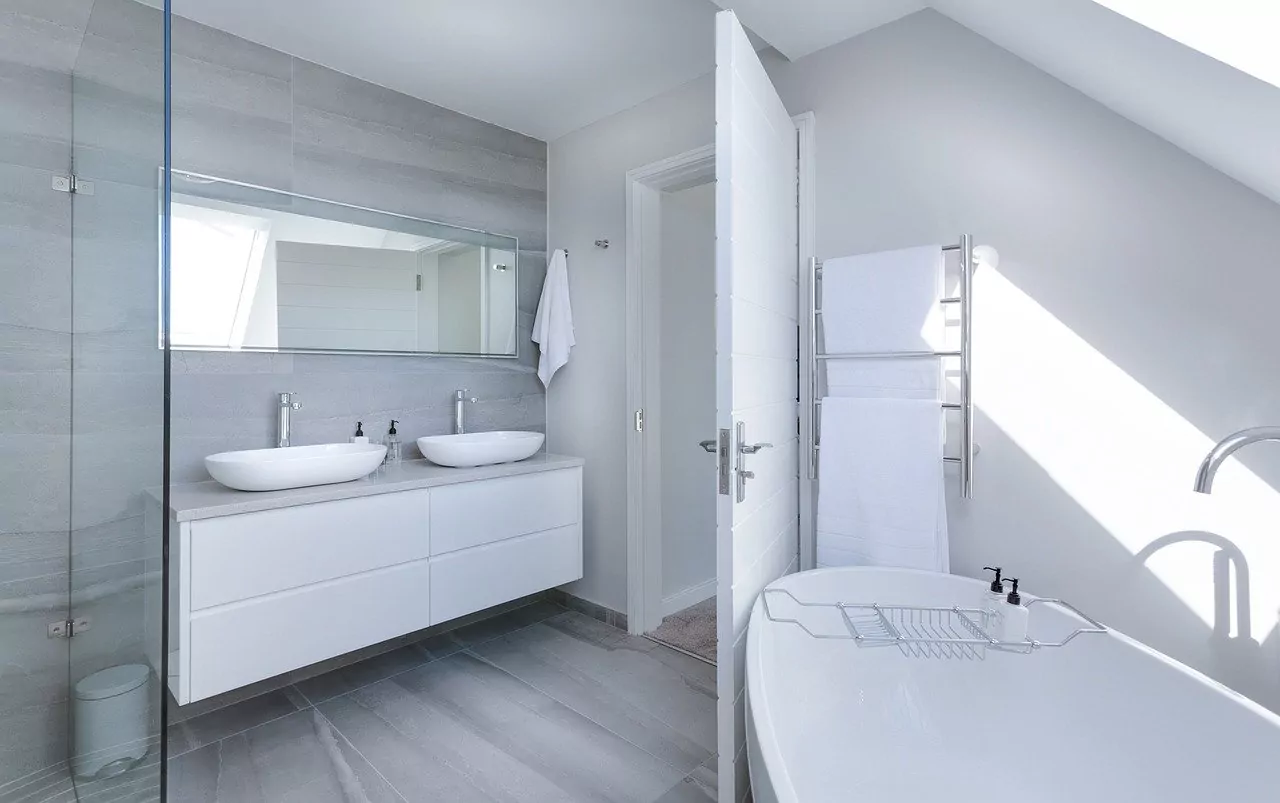 Weißes Badezimmer modern und mit Badewanne