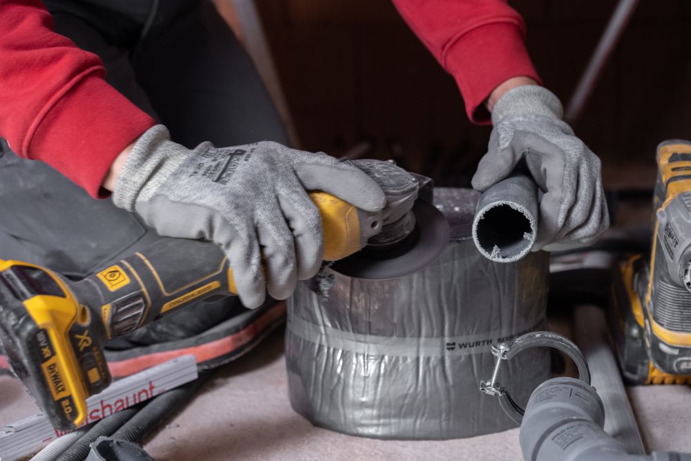 Heizungsinstallateur arbeitet