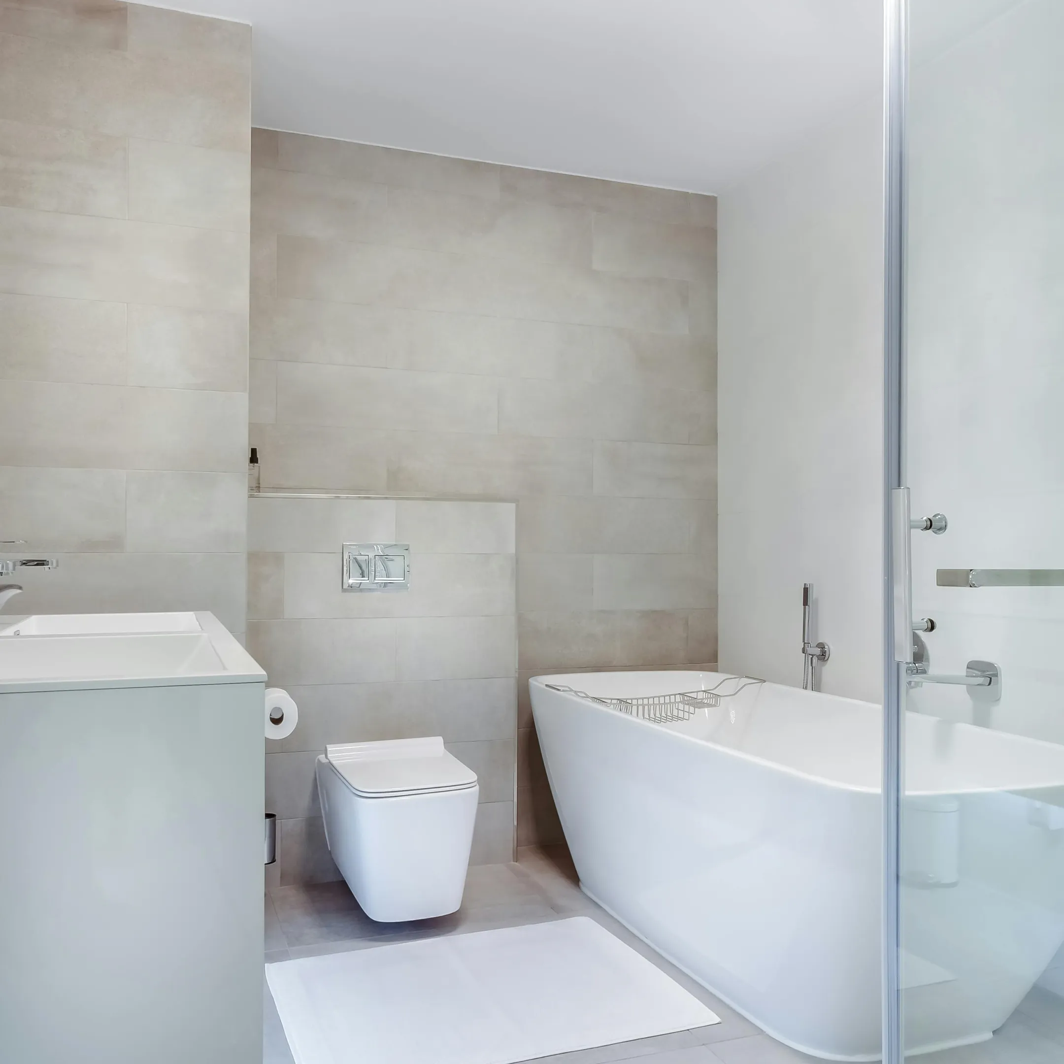 Weißes Badezimmer modern und mit Badewanne